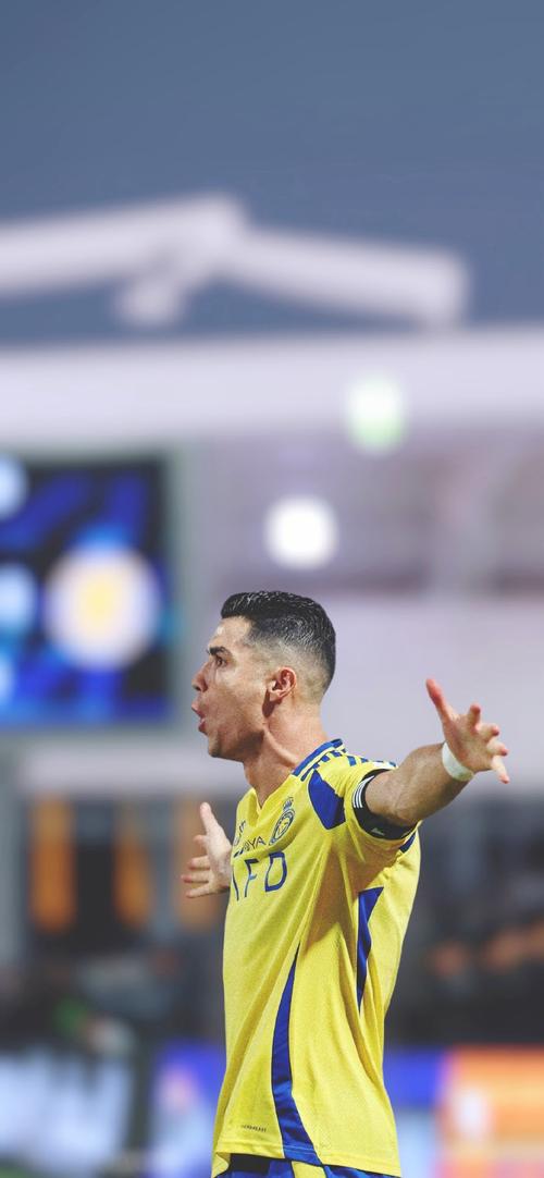 俄极限运动员挑战在1800米高空踢球，进球后做出C罗庆祝动作（俄罗斯极限运动员海拔1800米高空踢球，破门后上演C罗式庆祝）