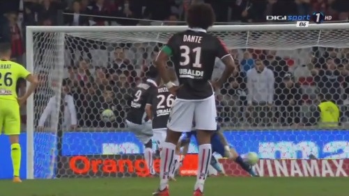 西班牙足协宣传反家暴：面对家庭暴力，直接出示红牌（西班牙足协发起反家暴倡议：对家庭暴力亮出红牌）