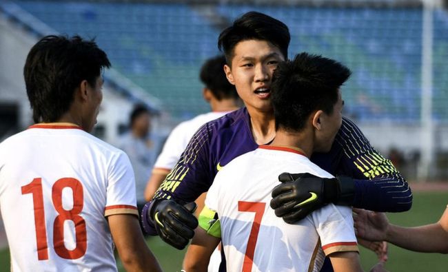 媒体人谈小杨被打脸但没吹：原以为世上只有CBA裁判才能吹出种球（媒体人：小杨被打脸却无哨，原以为只有CBA裁判会这么判）