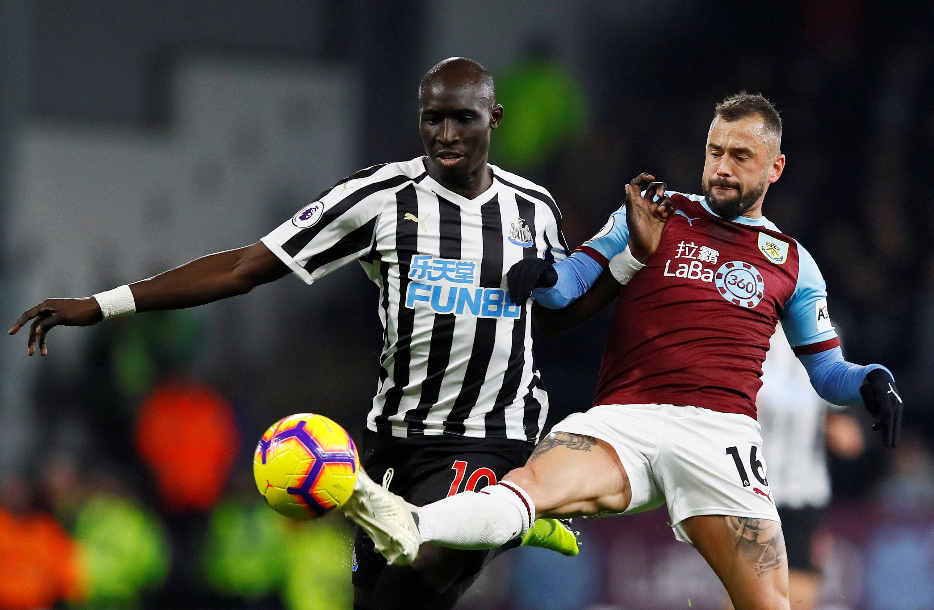 这大坏蛋！海港队庆祝夺冠时，蒋光太扒掉了古斯塔沃的裤子（庆冠夜笑翻场：海港队庆祝时，蒋光太恶作剧拉下古斯塔沃的球裤）