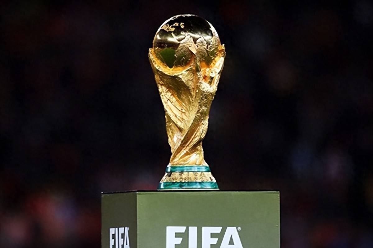 世体：巴萨球员首次踏上新诺坎普的草坪，进行训练并合影留念（世体：巴萨将士首度踏上新诺坎普草皮，开展训练并合影纪念）