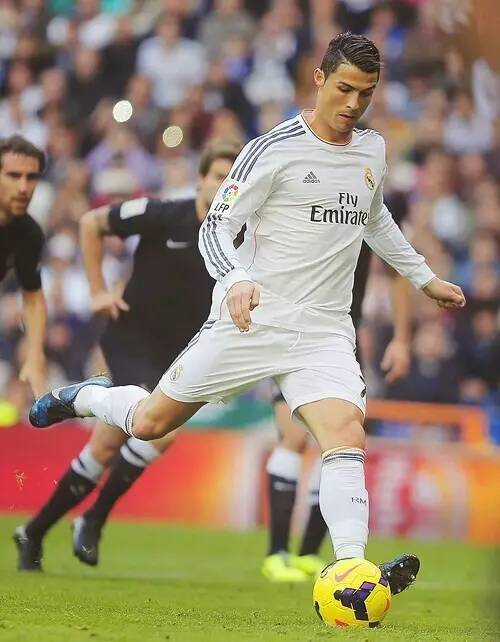 费尔明用一个词汇形容队友：费兰“鲨鱼”、佩德里“魔术”（费尔明一词评队友：费兰“鲨鱼”、佩德里“魔术”）