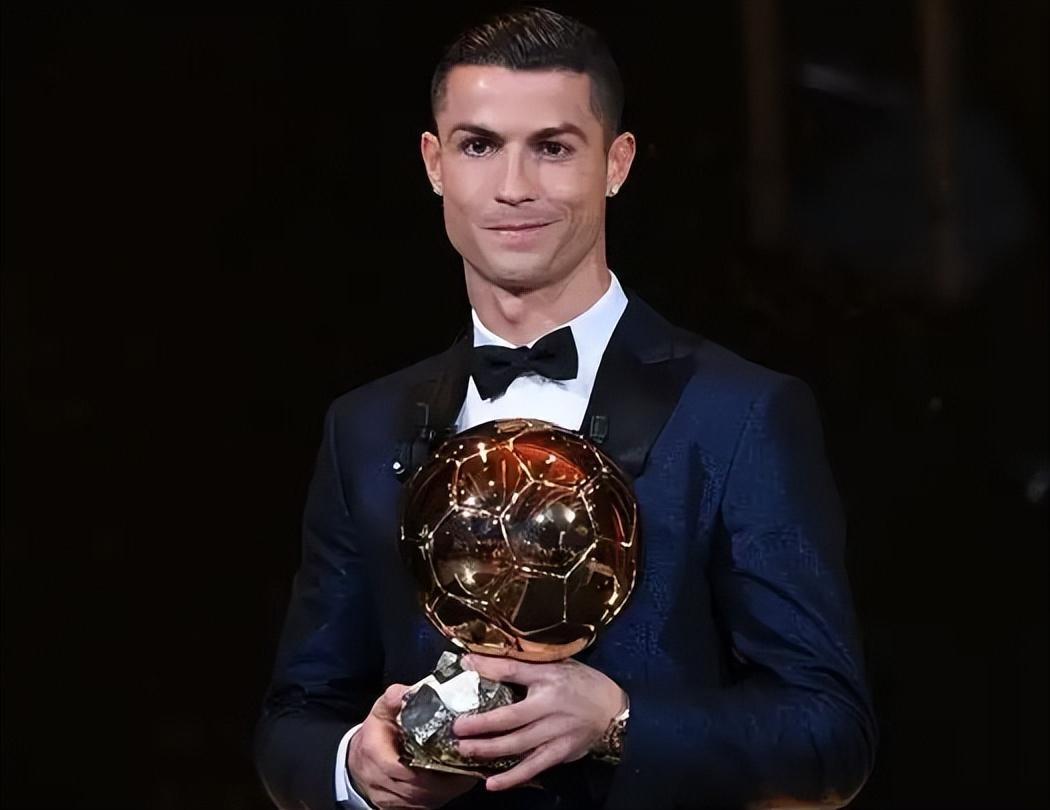 霍伊伦：我喜欢压迫和背对球门；进球美妙但功劳要和球队分享（霍伊伦：热爱高压逼抢与背身拿球；进球再美，荣耀也要与全队同享）